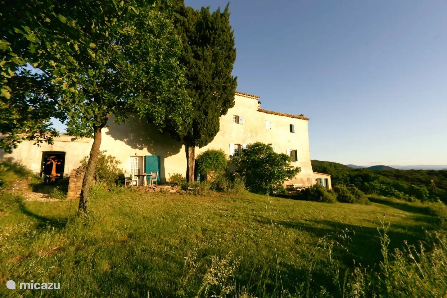 Die Ostfassade des Mas Blanc, mit der Terrasse der Abfüllanlage auf der linken Seite.
