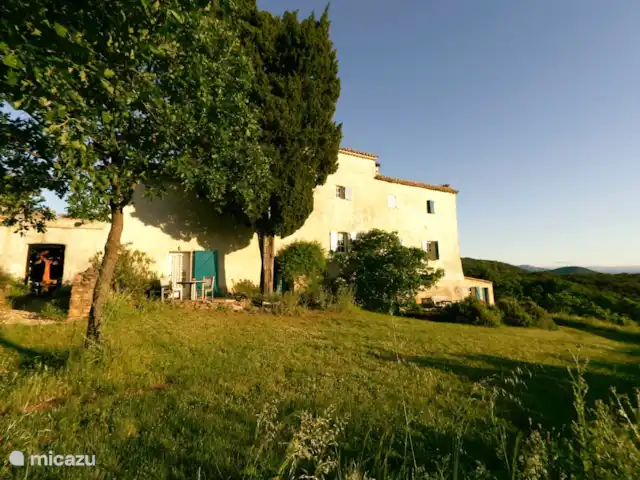 Location de Vacances France, Gard, Molières-sur-Cèze, appartement - Usine de mise en bouteille La façade Est du Mas Blanc, avec à gauche la terrasse de l'usine d'embouteillage.