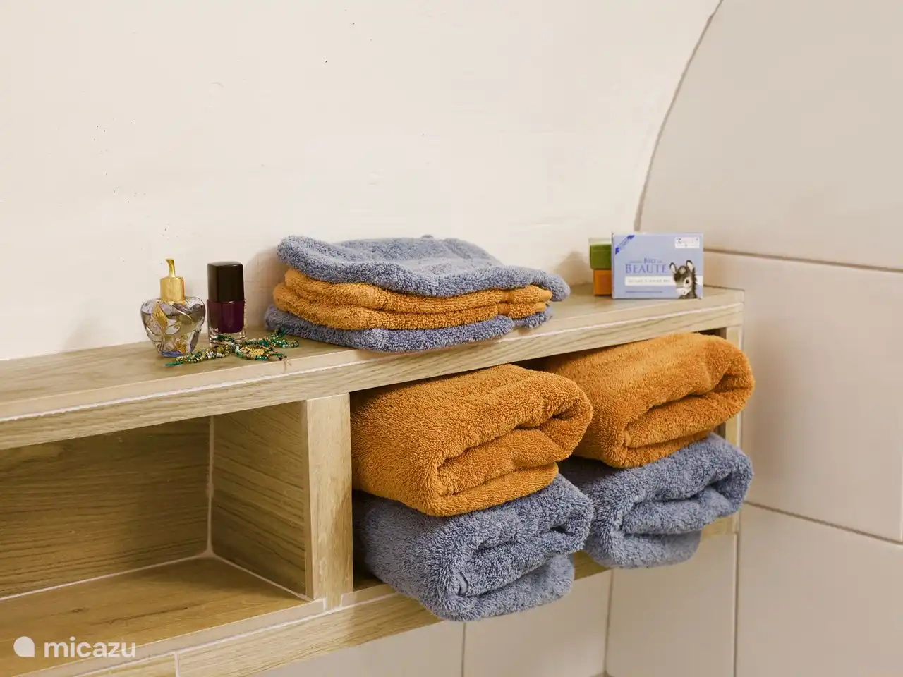 Jede Woche frische Handtücher, Waschlappen und Badematte. Oder öfter.