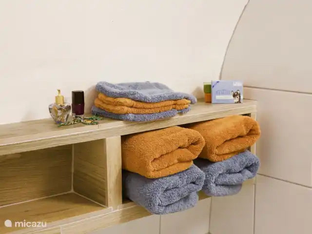 Location de Vacances France, Gard, Molières-sur-Cèze, appartement - Usine de mise en bouteille Serviettes, débarbouillettes et tapis de bain frais chaque semaine. Ou plus souvent.