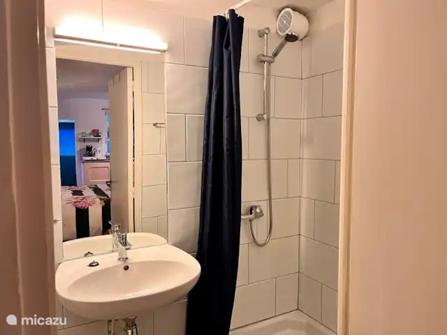 Location de Vacances France, Gard, Molières-sur-Cèze, appartement - Usine de mise en bouteille Douchez-vous avec de l’eau de votre propre source.