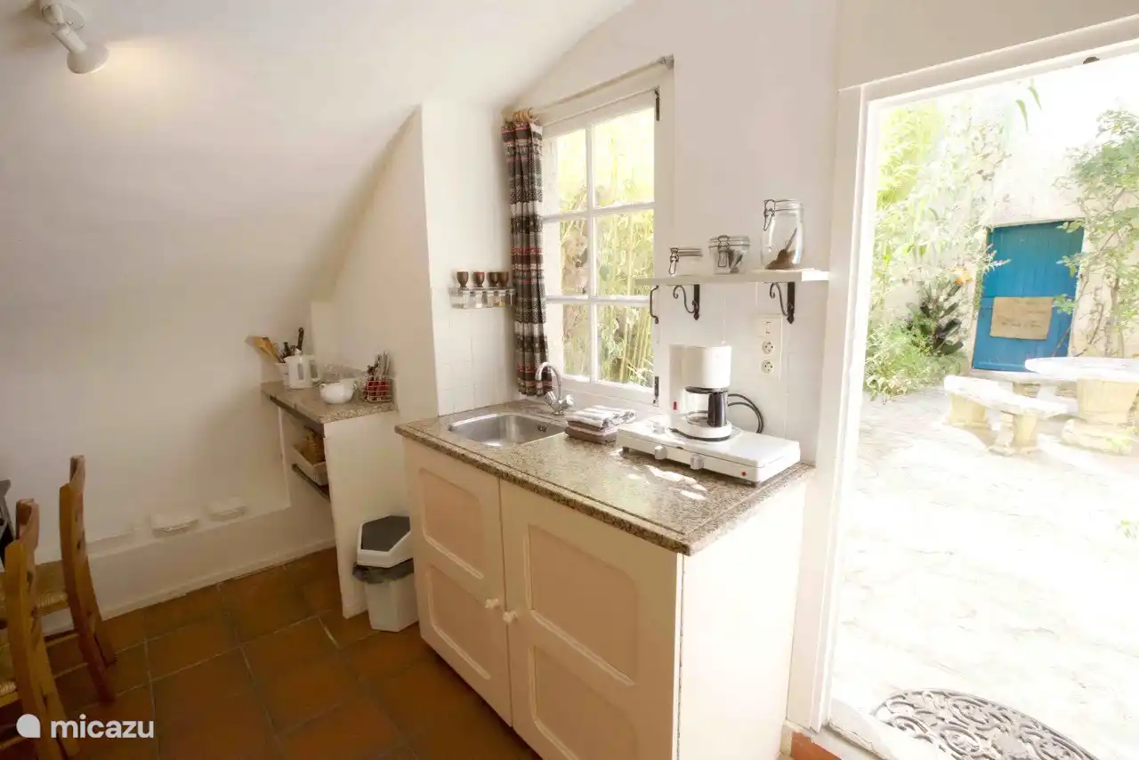 Die Küche blickt auf den Innenhof.