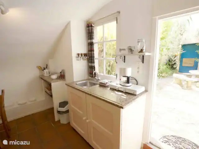 Location de Vacances France, Gard, Molières-sur-Cèze, appartement - Usine de mise en bouteille La cuisine donne sur la cour.