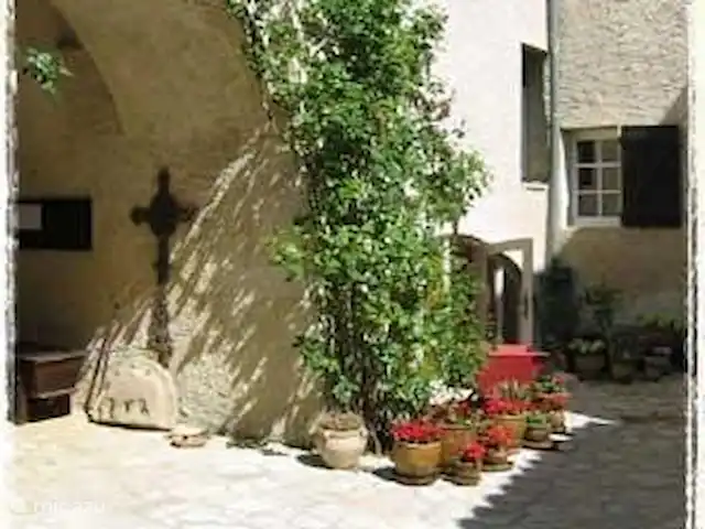 Location de Vacances France, Gard, Molières-sur-Cèze, appartement - Usine de mise en bouteille Cour
