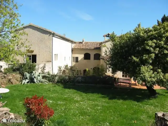 Location de Vacances France, Gard, Molières-sur-Cèze, appartement - Usine de mise en bouteille le Mas Blanc vu de la piscine.