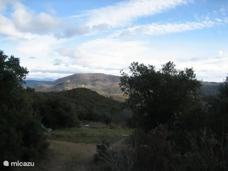 Bei Einbruch der Dunkelheit kommen wunderschönen Farbunterschiede auf den Hügeln rund um das Mas