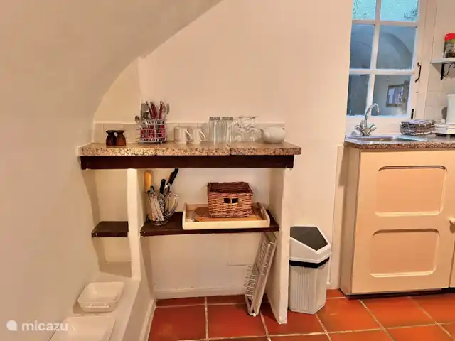 Location de Vacances France, Gard, Molières-sur-Cèze, appartement - Usine de mise en bouteille Chaque hébergement dispose d'un réfrigérateur, d'une cafetière à filtre, d'une bouilloire et d'ustensiles de cuisine. Tout en cuisine pour un brunch, un déjeuner et un dîner simple les soirs de fermeture de notre restaurant. Mardi et vendredi. On peut aussi réaliser un plateau de fromages avec de la salade.