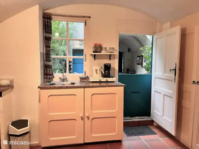 Location de Vacances France, Gard, Molières-sur-Cèze, appartement - Usine de mise en bouteille La Bottelarij où dormaient autrefois les chevaux a une double trappe dans la cour.