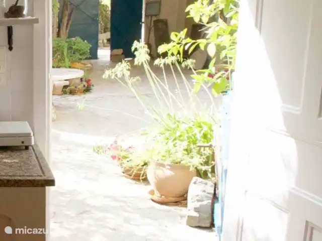 Location de Vacances France, Gard, Molières-sur-Cèze, appartement - Usine de mise en bouteille Entrée de la cour avec l'oasis de plantes.