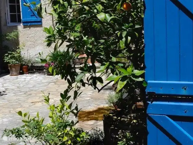 Location de Vacances France, Gard, Molières-sur-Cèze, appartement - Usine de mise en bouteille L'entrée du Bottelarij à côté de l'oranger. Les portes à chevaux fonctionnent toujours.