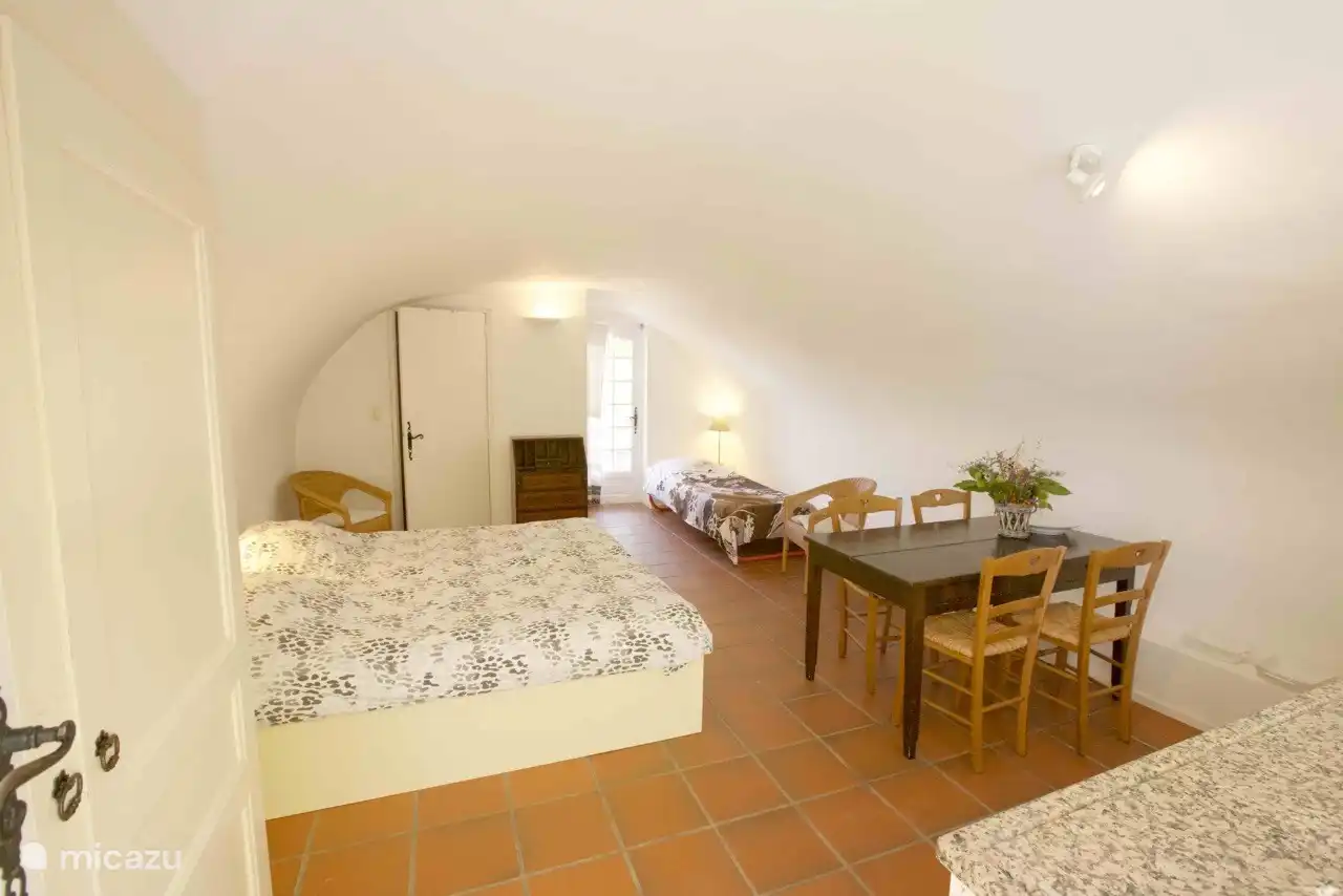 Mit einem Zustellbett für drei Personen.