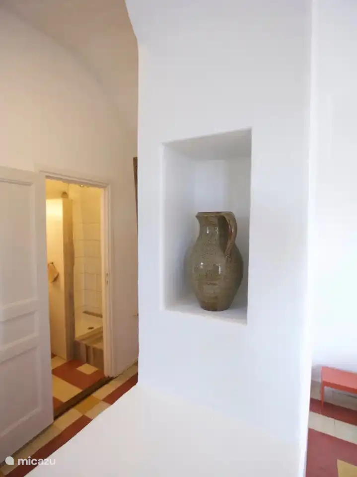 Eine Nische mit Schränken, links das Badezimmer.