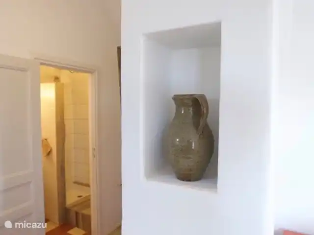 Location de Vacances France, Gard, Molières-sur-Cèze, appartement - Chapelle Une niche dans laquelle sont incorporés des placards, avec la salle de bain à gauche.