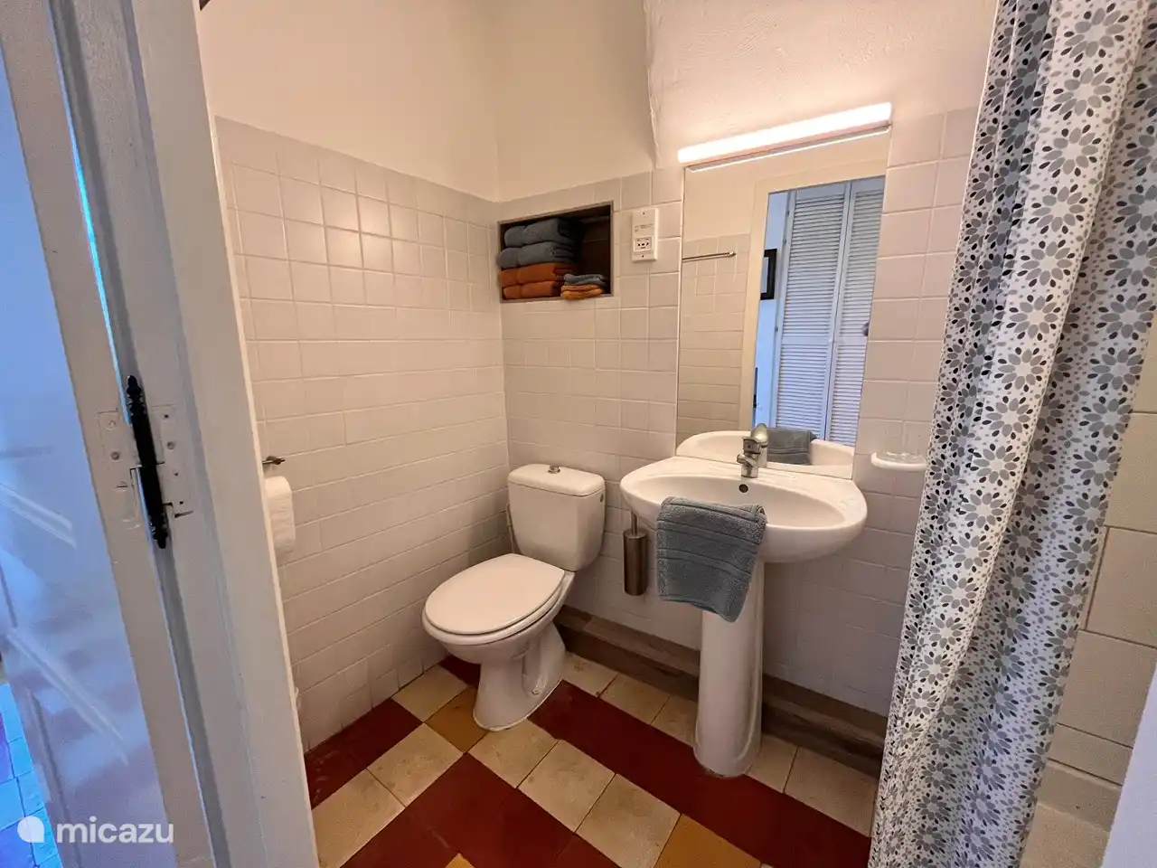 Jede Woche frische Handtücher, Waschlappen und eine Badematte. Und ein Küchenset.