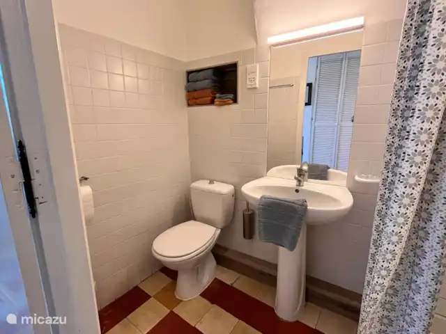 Location de Vacances France, Gard, Molières-sur-Cèze, appartement - Chapelle Des serviettes, des débarbouillettes et un tapis de bain frais chaque semaine. Et un set de cuisine.