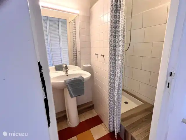 Location de Vacances France, Gard, Molières-sur-Cèze, appartement - Chapelle Douchez-vous avec de l’eau de votre propre source.