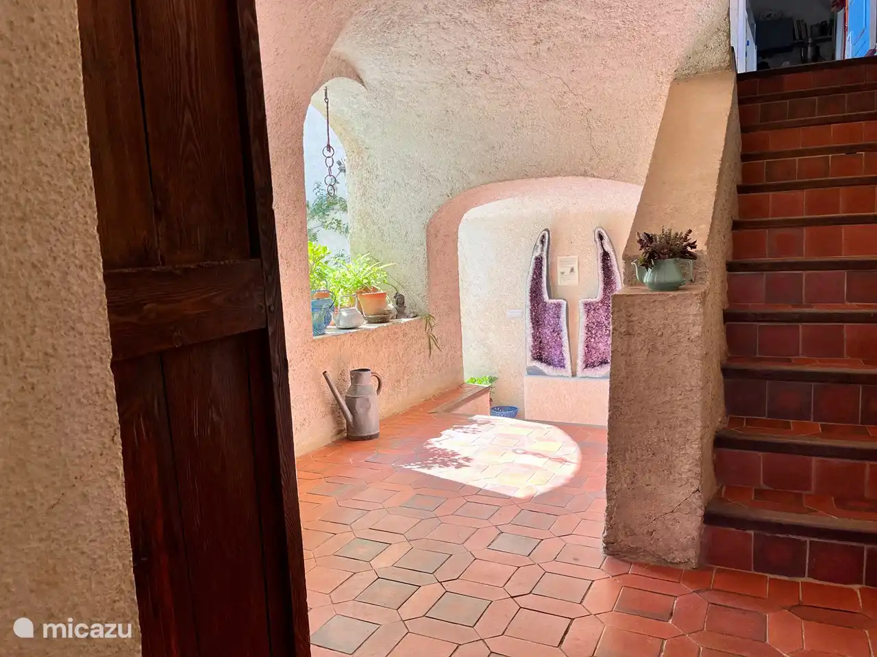 Die Eingangstür der Kapelle befindet sich auf der inneren Galerie. Das Blaue Zimmer liegt ein paar Schritte weiter links.