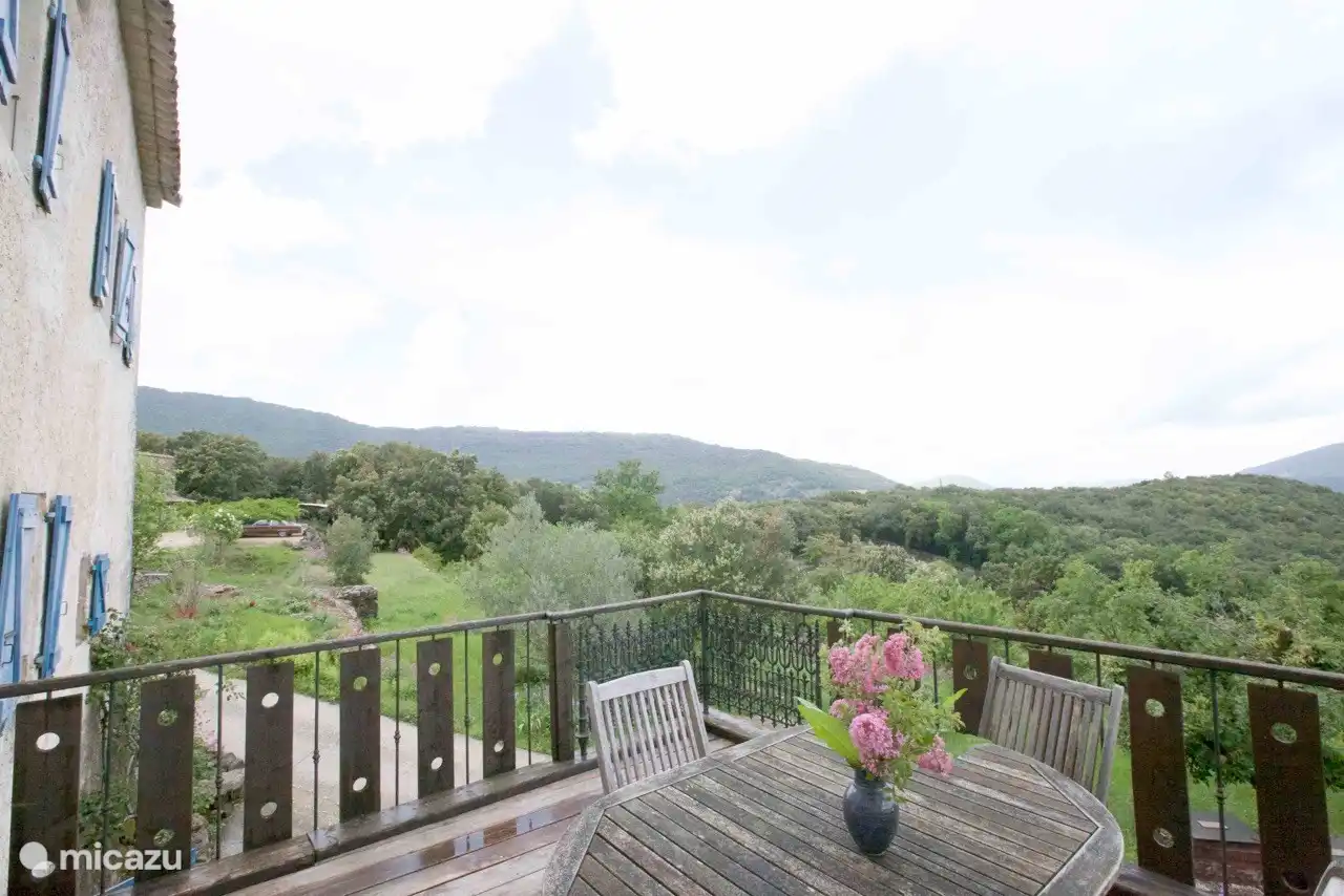 Blick über die Hügel von der privaten Terrasse.