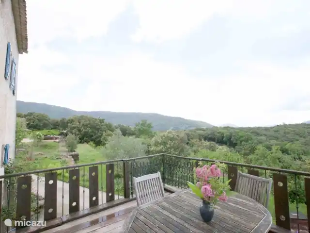 Location de Vacances France, Gard, Molières-sur-Cèze, appartement - Chapelle Vue sur les collines depuis la terrasse privative.