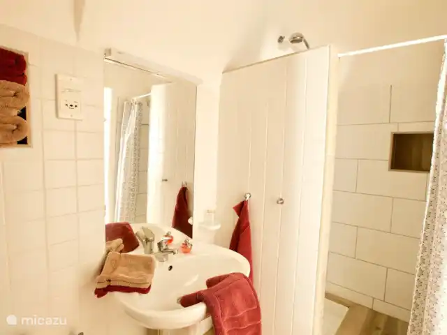 Location de Vacances France, Gard, Molières-sur-Cèze, appartement - Chapelle Nouvelles serviettes, débarbouillettes et tapis de bain chaque semaine. Ou plus souvent si vous le souhaitez.