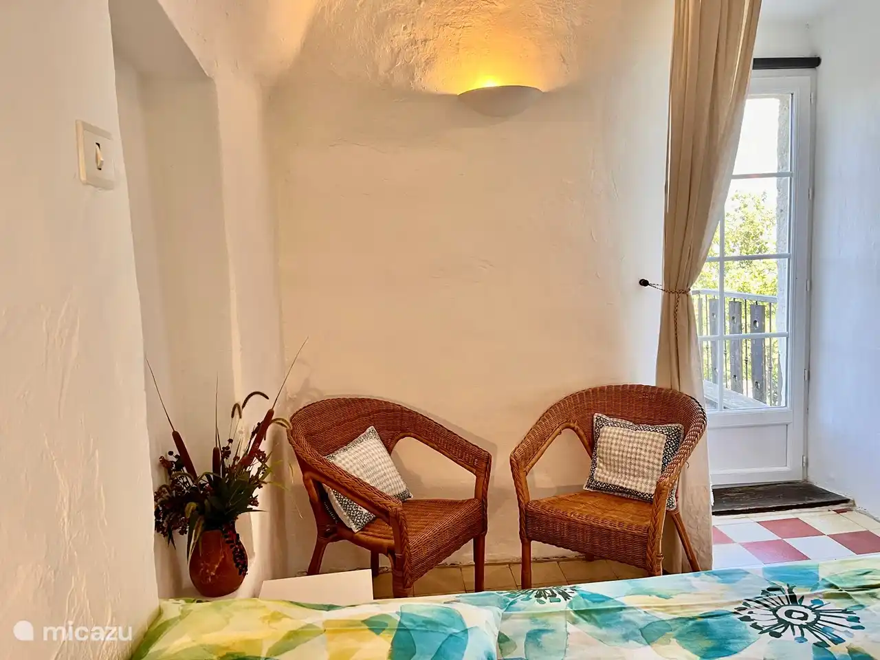 Innensitzbereich mit Tür zur Außenterrasse der Kapelle