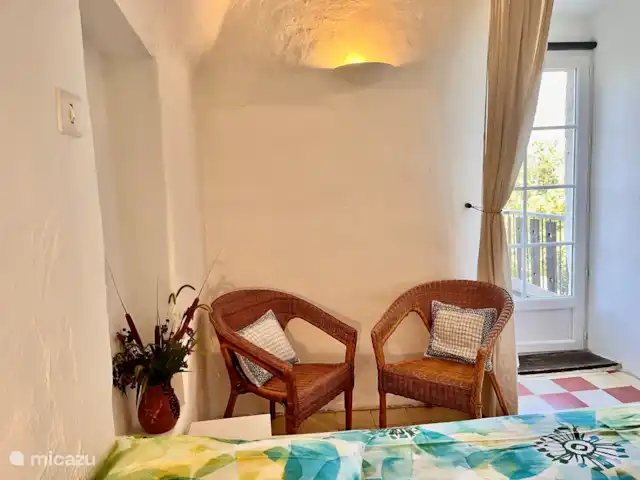 Location de Vacances France, Gard, Molières-sur-Cèze, appartement - Chapelle Coin salon intérieur avec porte donnant sur la terrasse extérieure de la Chapelle