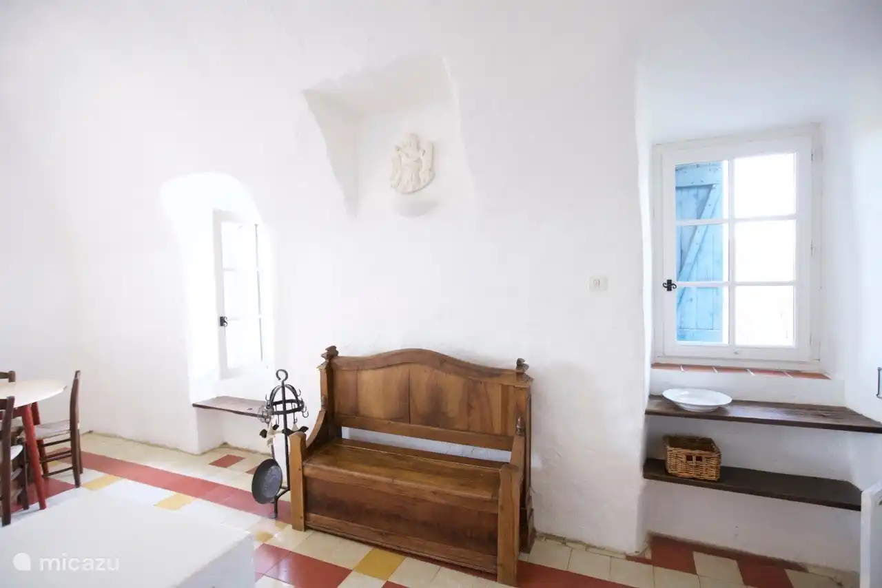 Und wenn Sie das schöne Licht der Kapelle dimmen möchten, können Sie einfach die großen Fensterläden an der gewünschten Position schließen.