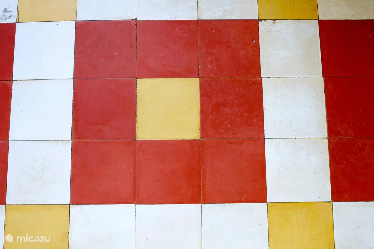 Der ursprüngliche Fliesenboden in der Kapelle.