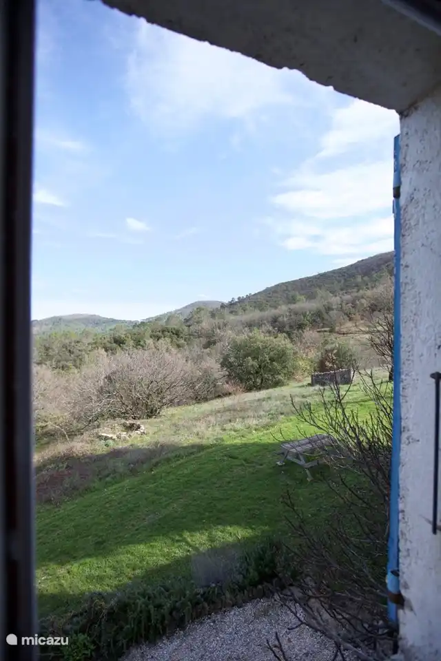 Blick aus der Küche der Kapelle im frühen Frühling. Jetzt sehen Sie den sich ständig verändernden Himmel und den Feigenbaum, der bald wieder süße Feigen hervorbringen wird.