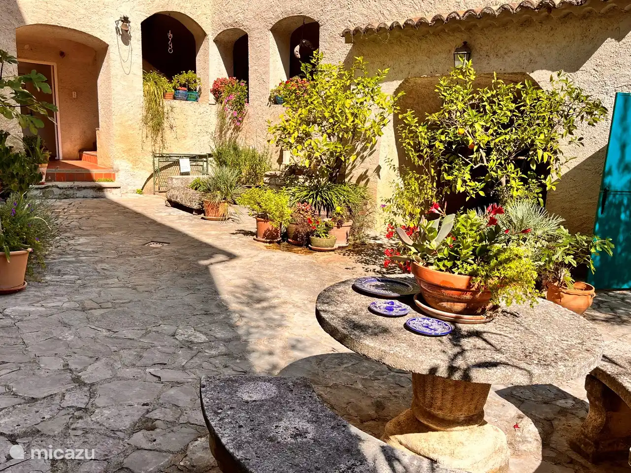 Der Innenhof mit Stufen zur inneren Galerie und zur Kapelle.