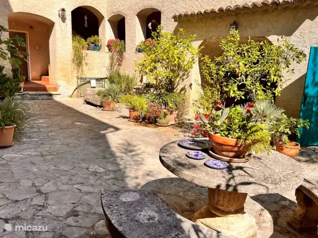 Location de Vacances France, Gard, Molières-sur-Cèze, appartement - Chapelle La cour avec des marches menant à la galerie intérieure et à la chapelle.