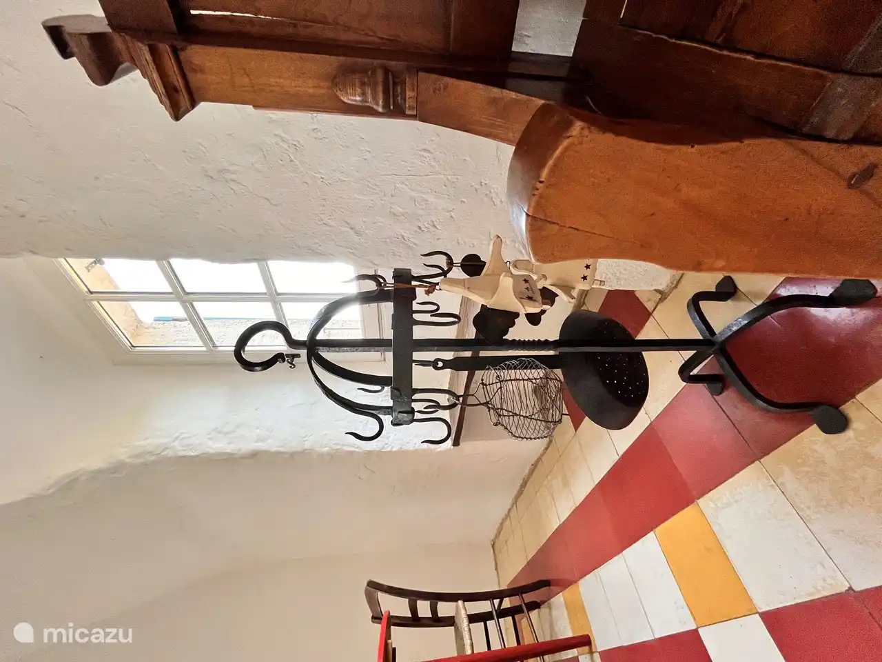 Die alten Mauern mit großen Fenstern und Außenfensterläden, viele antike Details in der Kapelle.