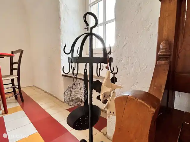 Location de Vacances France, Gard, Molières-sur-Cèze, appartement - Chapelle Les vieux murs avec de grandes fenêtres et volets extérieurs, de nombreux détails antiques dans la chapelle.