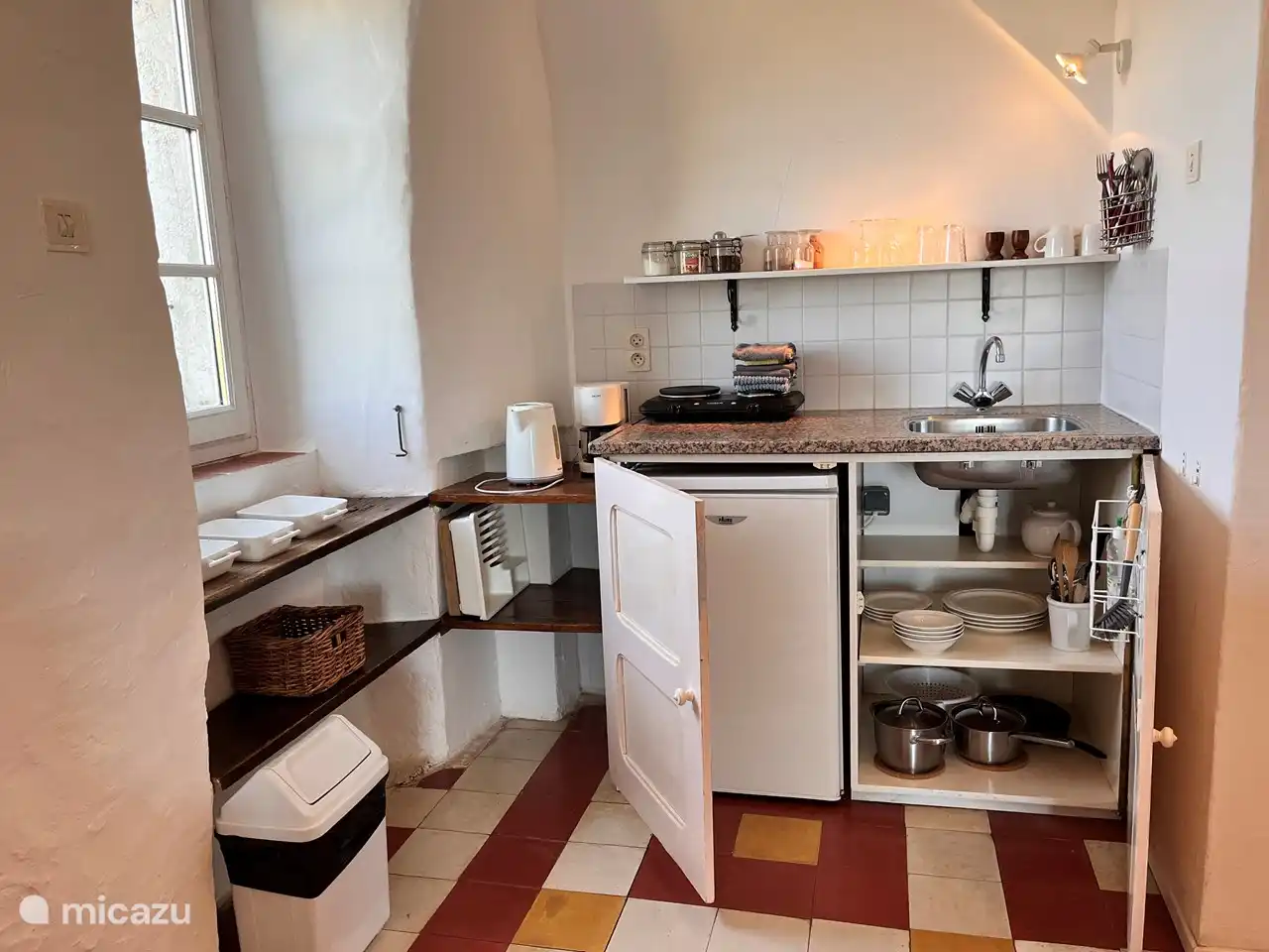 Für Brunch, Mittagessen und ein einfaches Abendessen ist alles vorhanden. Auch die Filterkaffeemaschine, Wasserkocher und Kühlschrank.