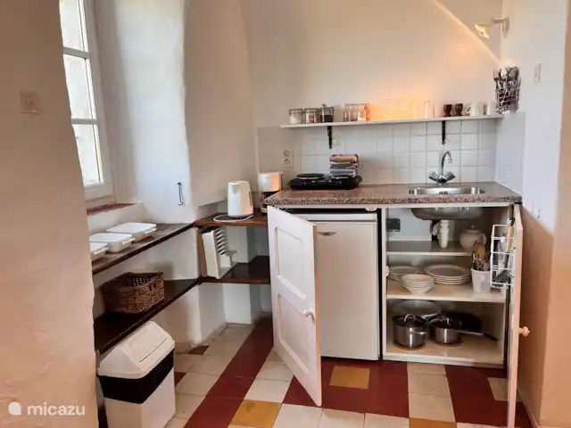 Location de Vacances France, Gard, Molières-sur-Cèze, appartement - Chapelle Tout pour le brunch, le déjeuner et un dîner simple est fourni. Egalement la cafetière à filtre, la bouilloire et le réfrigérateur.