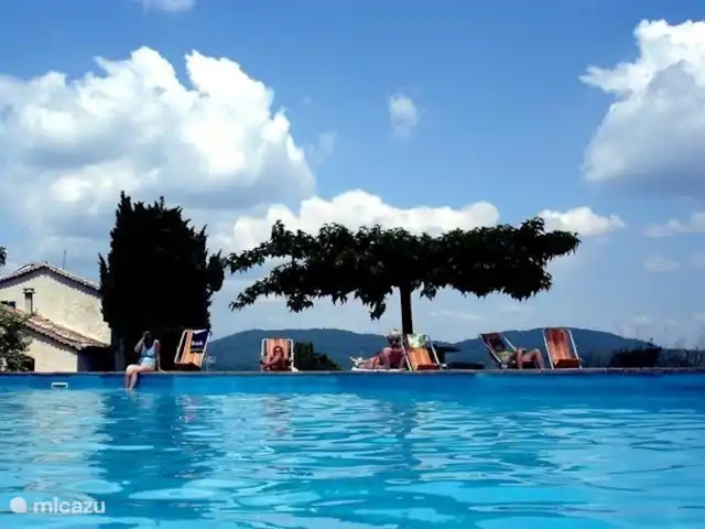 Location de Vacances France, Gard, Molières-sur-Cèze, appartement - La chambre bleue Piscine avec vue sur les collines des Cévennes