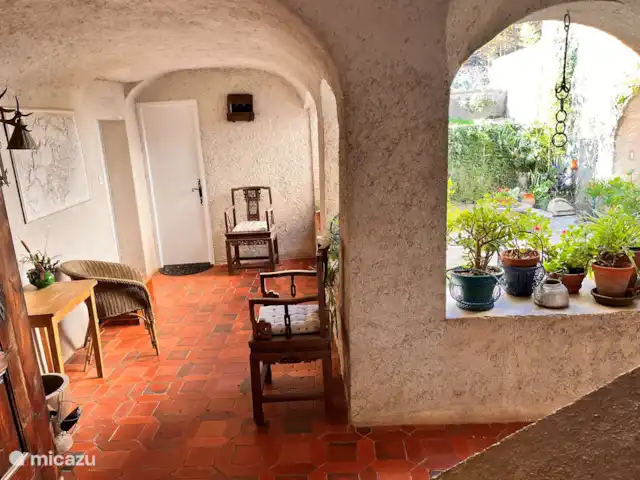 Location de Vacances France, Gard, Molières-sur-Cèze, appartement - La chambre bleue Se promener, jouer au tennis, monter à cheval, farniente, nager et bien manger, tout est possible au Mas Blanc.