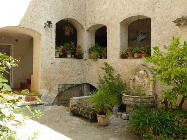 Location de Vacances France, Gard, Molières-sur-Cèze, appartement - La chambre bleue La cour avec les deux niches fleuries à droite derrière lesquelles se trouve la terrasse de la Chambre Bleue.