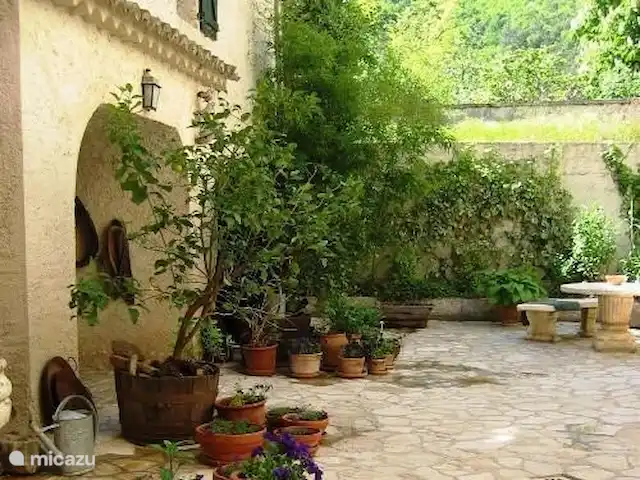Location de Vacances France, Gard, Molières-sur-Cèze, appartement - La chambre bleue Cour, vue de la galerie intérieure.