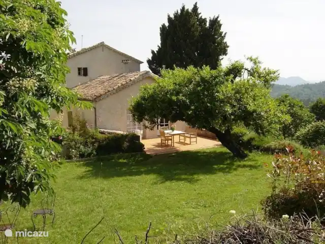 Location de Vacances France, Gard, Molières-sur-Cèze, appartement - La chambre bleue Au Mas Blanc il y a un 2,4 et 6 pers. loger. Au 12ème siècle, les moines bénédictins ont choisi ce lieu merveilleux. La vue imprenable sur les Cévennes témoigne encore chaque jour de leur sens de la beauté. Vous y trouverez calme, nature, piscine et soleil