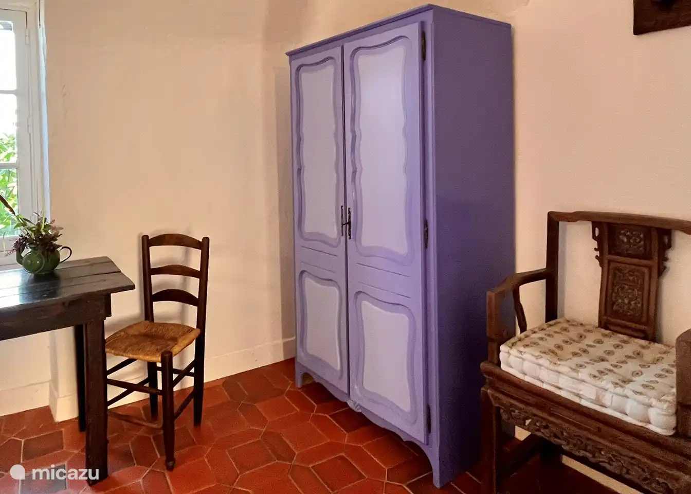 Lavendelblau hineingebracht.