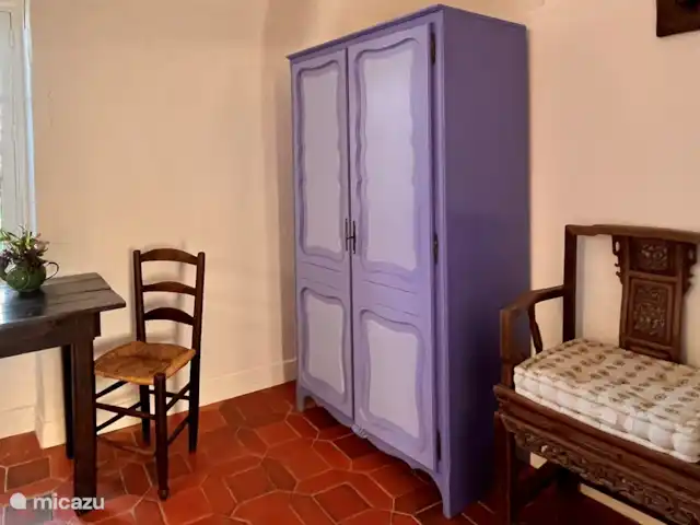 Location de Vacances France, Gard, Molières-sur-Cèze, appartement - La chambre bleue Bleu lavande ramené à l'intérieur.