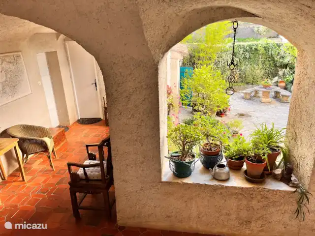 Location de Vacances France, Gard, Molières-sur-Cèze, appartement - La chambre bleue La galerie intérieure donne sur la cour intérieure.