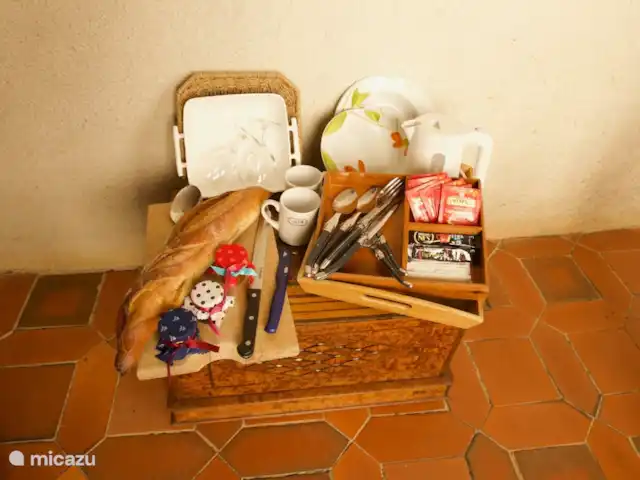 Location de Vacances France, Gard, Molières-sur-Cèze, appartement - La chambre bleue La Chambre Bleue dispose d'une boîte à pique-nique en bois avec tout pour deux personnes. Et bien sûr, il y a aussi une bouilloire, une cafetière et un réfrigérateur silencieux.