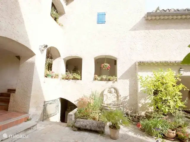 Location de Vacances France, Gard, Molières-sur-Cèze, appartement - La chambre bleue Par une chaude journée d'été. Les agrumes aiment le plein soleil.