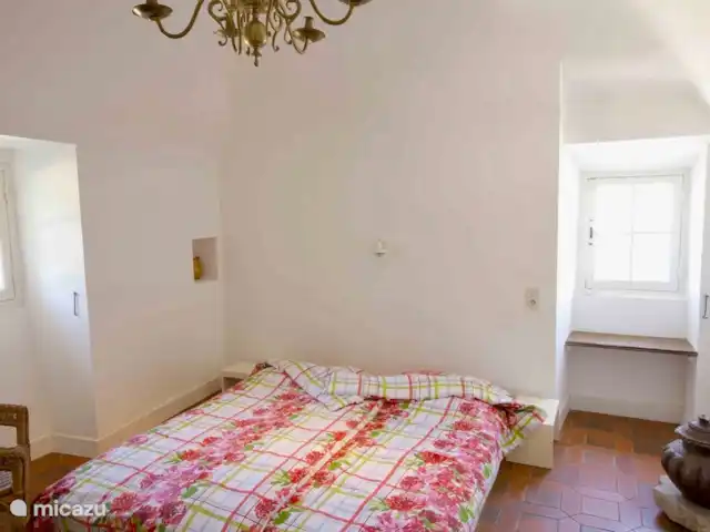 Location de Vacances France, Gard, Molières-sur-Cèze, appartement - L'auditorium La deuxième chambre. Avec lustre et meubles peints en jaune tendre.