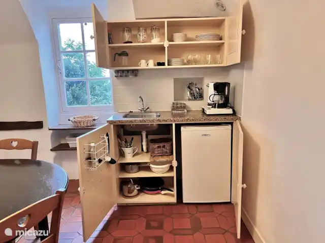 Location de Vacances France, Gard, Molières-sur-Cèze, appartement - L'auditorium La cuisine de l'Auditorium avec tout pour le brunch, le déjeuner et le dîner les soirs de fermeture de notre restaurant. Mardi et vendredi.