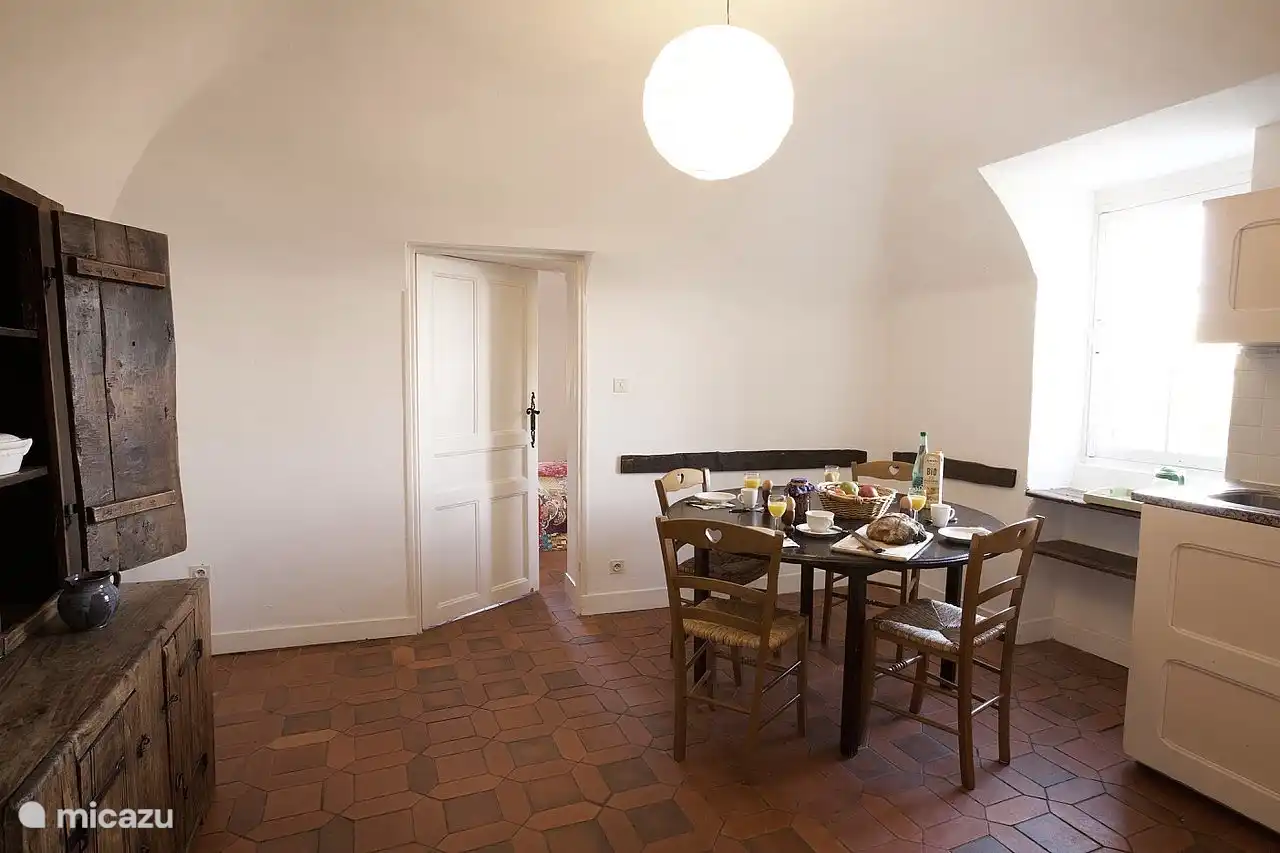 Doorkijkje naar de slaapkamer met de kroonluchter vanuit de woonkeuken.