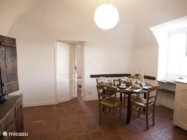 Location de Vacances France, Gard, Molières-sur-Cèze, appartement - L'auditorium Vue à travers la chambre avec le lustre de la cuisine.