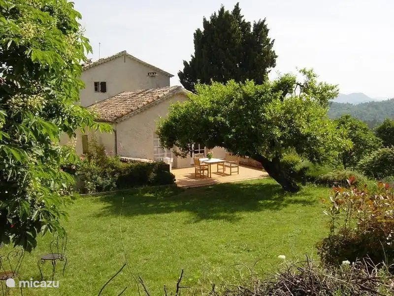 Op de Mas Blanc is er een 2,4 en 6 pers. huis.  In de 12e eeuw kozen de benediktijner monnniken deze wonderschone plek.  Het fantastische uitzicht over de Cevennes getuigt nog dagelijks van hun gevoel voor schoonheid. U vindt er Rust,Natuur,Zwembad en Zon